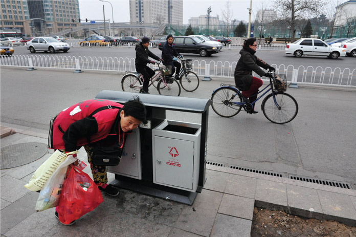 Source 6.16 Street person in Beijing, China. Twelve per cent of China’s population live in extreme poverty (subsisting on less than $1.25 per day).