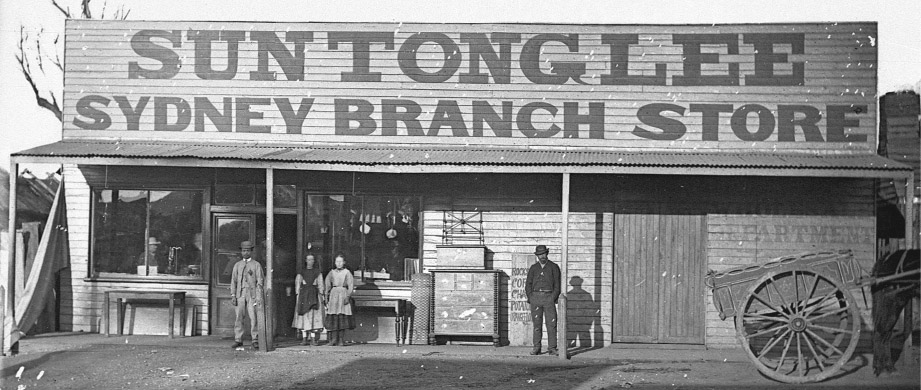 Source 14.13 The Sun Tong Lee store at Gulgong, New South Wales in about 1870. Selling ‘groceries, drapery, ironmongery, tobacco, pipes’ and other essentials, such stores were central to their local communities.