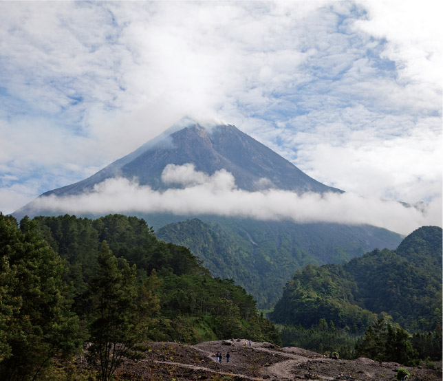 Source 15.18 An eruption of Mount Merapi, which was seen by Prince Diponegoro as a sign that the spirits were disturbed by what was happening in Java