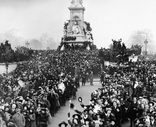 Source 16.13 Enthusiastic crowds in London at Nelson’s Column in Trafalgar Square on Armistice Day. Later that evening, Australian troops, along with others, rioted at this spot.