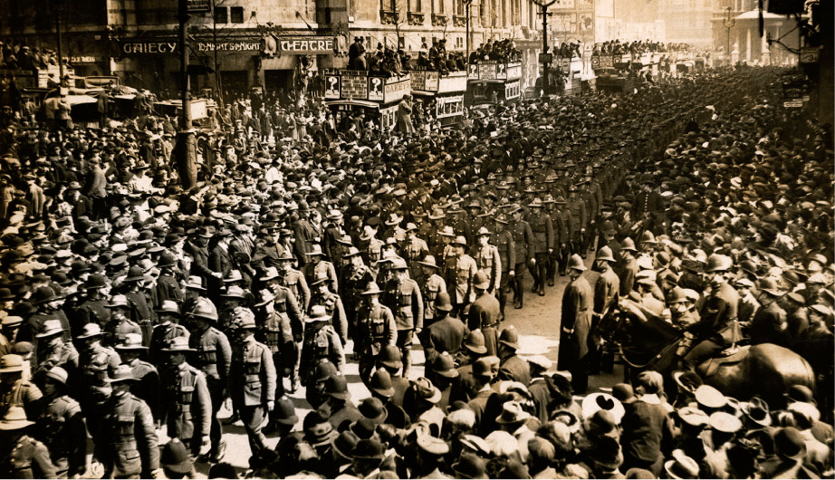 Source 16.17 ANZAC troops march through London crowds to Westminster Abbey on 25 April 1916, the first ANZAC Day.